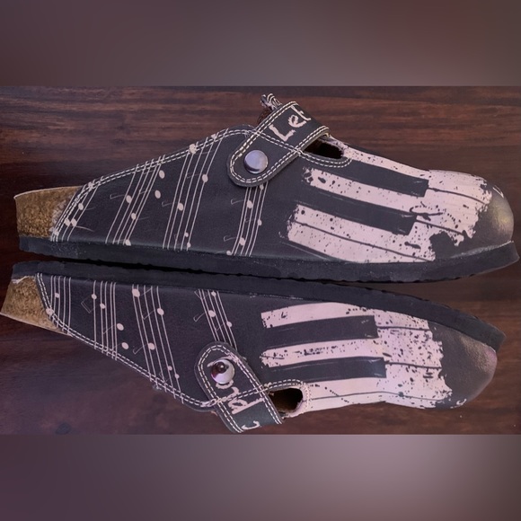 CALCEO BLACK & WHITE, RED PIANO PATTERN, “LET THE MUSIC PLAY” CLOGS. - Picture 10 of 14